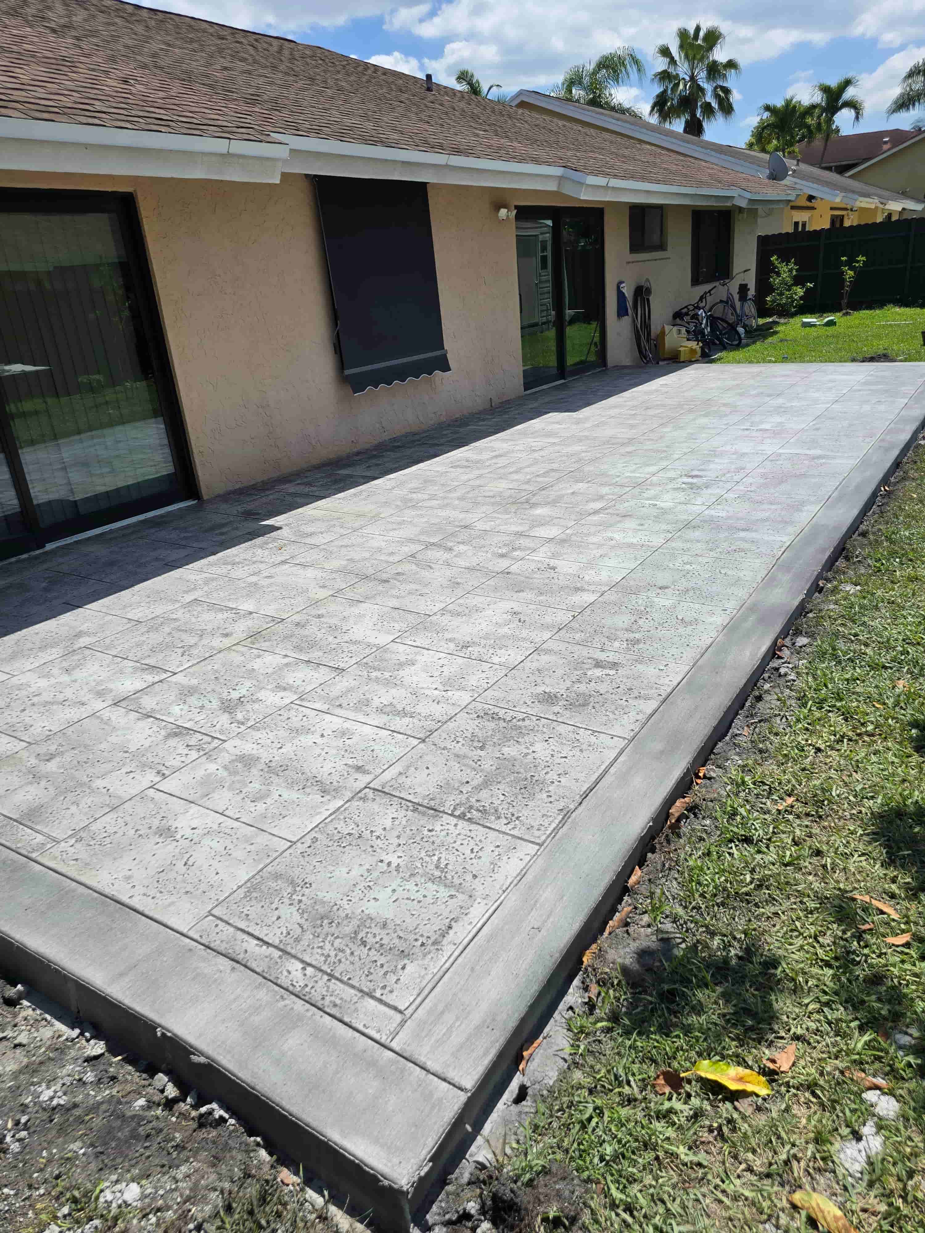 Concrete driveway in Lauderhill, FL
